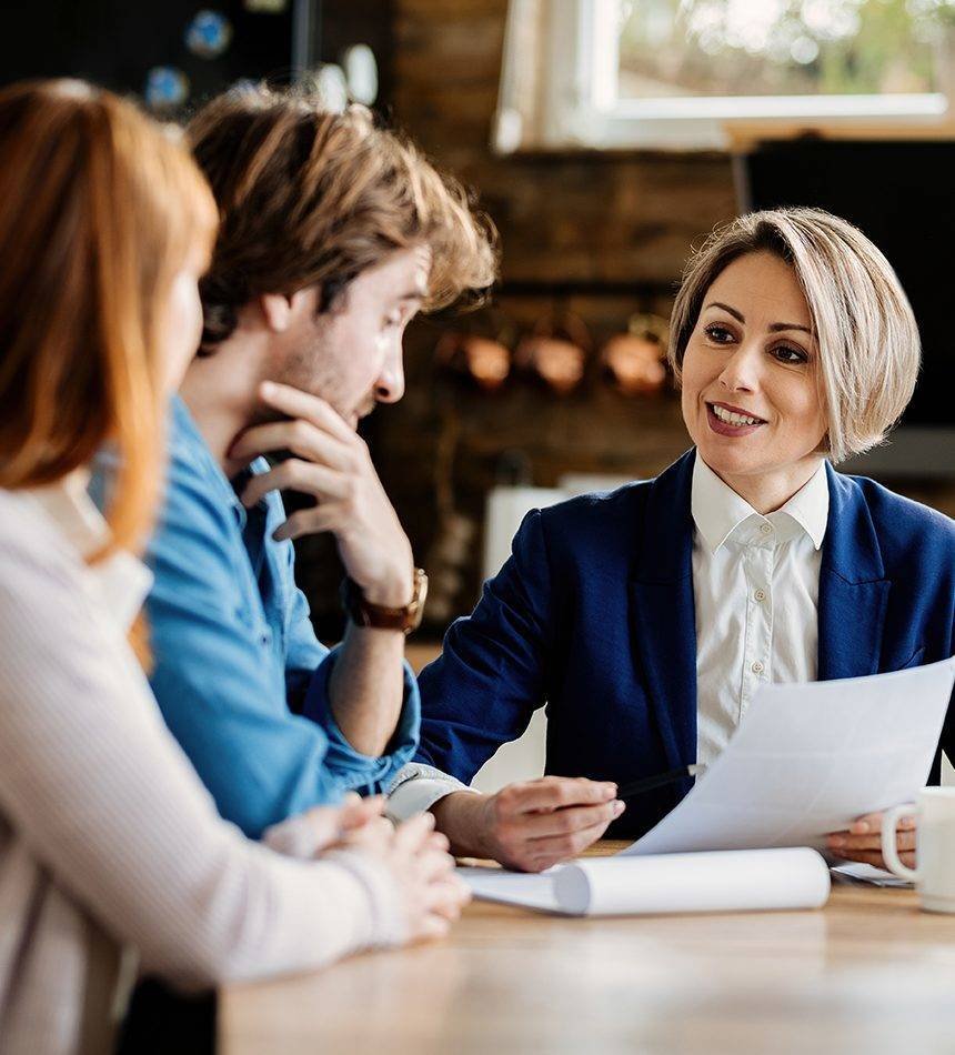 Adulto mayor revisando su seguro de jubilación con asesor de CEB – Asesoría Internacional