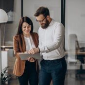 Persona planificando su futuro con fondo de jubilación en Ecuador