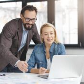 Médico revisando el aumento de primas de seguros médicos en Ecuador