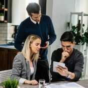 Familia planificando su futuro con asesor financiero – seguro de vida en Ecuador