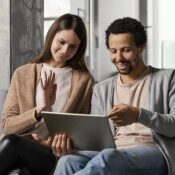 Ilustración de los 5 mitos sobre el seguro de salud en Ecuador