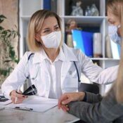 Emergencia médica fuera del país: viajero recibiendo atención en un hospital internacional con seguro de salud