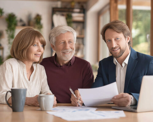 Seguro para padres en Ecuador: cómo ayudar a tus padres desde el exterior