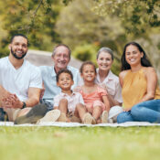 Familia multigeneracional en un parque disfrutando juntos, representando la protección que brinda un seguro de vida en Ecuador