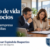 Seguro de vida para socios: empresarios revisan un acuerdo de compraventa, con fotografía de César Espíndola Baquerizo y logo de CEB Asesoría Internacional.